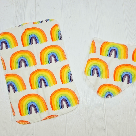 STINA & MAE Over The Rainbow Organic Bib/Burp Cloth Set. Brand New - Picture 2 of 2
